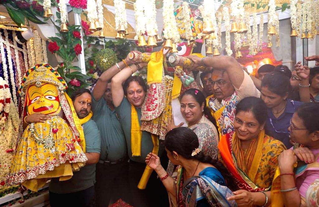Rekha Gupta joins Jagannath Rath Yatra at Hauz Khas Temple with devotees pulling the divine chariot
