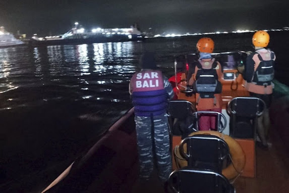 Ferry sinks near Bali