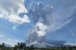 Mount Lewotobi Laki Laki Volcano Eruption: 11 मील ऊंचा राख का गुबार, इंडोनेशिया में खतरनाक विस्फोट